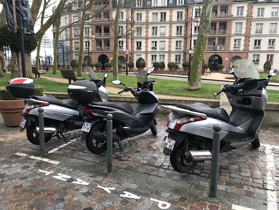 Deux et trois roues motorisés, le stationnement payant en ligne de mire !